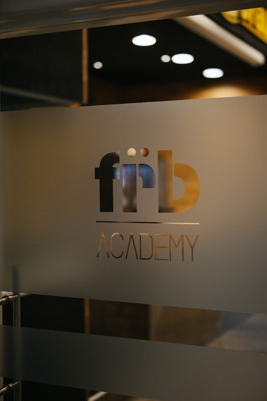 Vetrata smerigliata con il logo FRB Academy